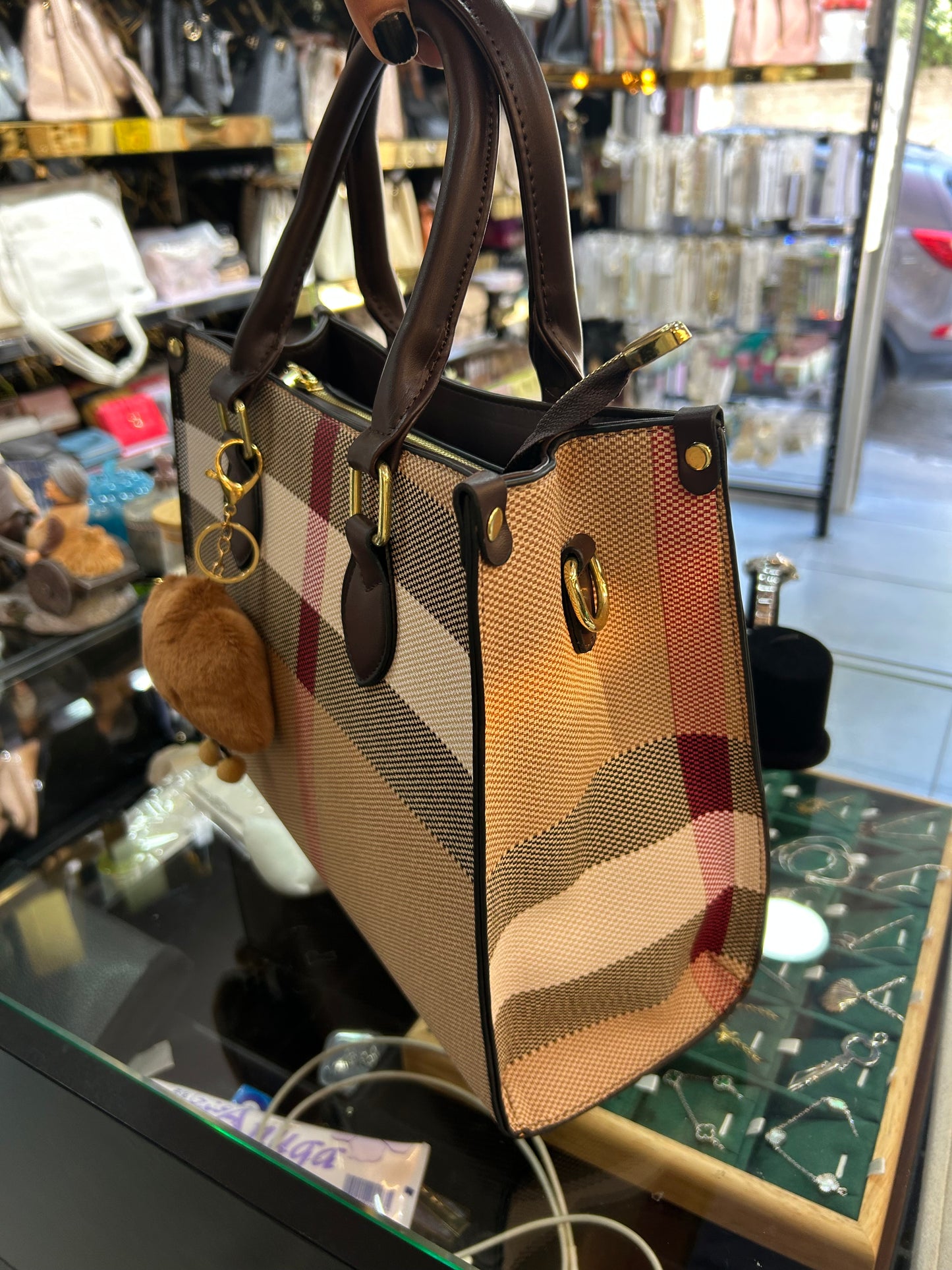 شنطة بحجم كبير بلون واحد