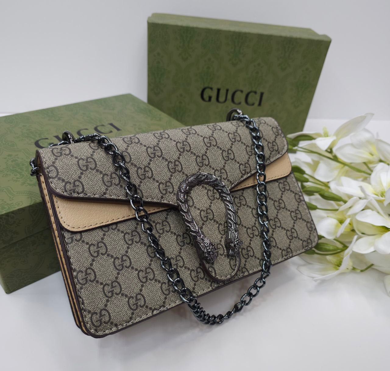 شنطة من ماركة Gucci