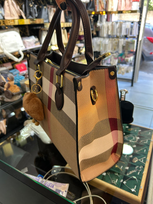 شنطة بحجم كبير بلون واحد