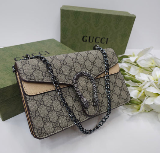 شنطة من ماركة Gucci